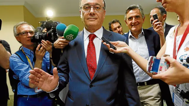 Luis María Linde, a su llegada ayer al Congreso de los Diputados, en Madrid.