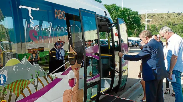 El autobús está rotulado con una imagen promocional del vino.