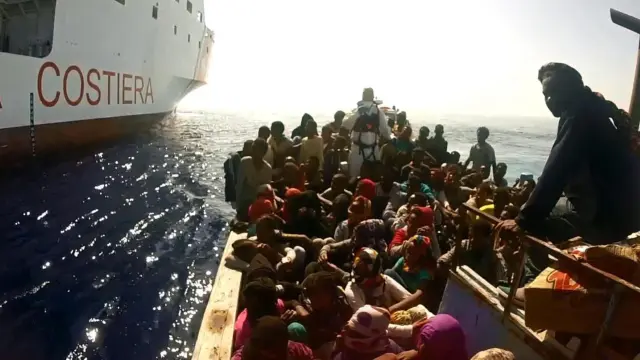 Imagen de archivo de una barca de inmigrantes en el mediterráneo