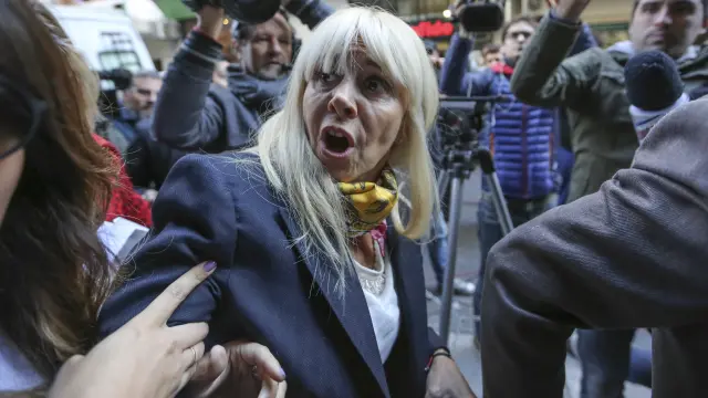 La exesposa de Diego Maradona, Claudia Villafañe, a su llegada a un tribunal de Buenos Aires.