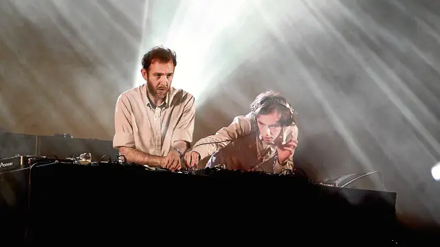 2manydjs, en una actuación en el festival parisino Rock-en-Seine, en 2007.