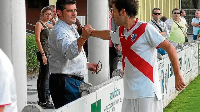 Fernando Losfablos y el capitán Juanjo Camacho se saludan en un encuentro de la temporada.