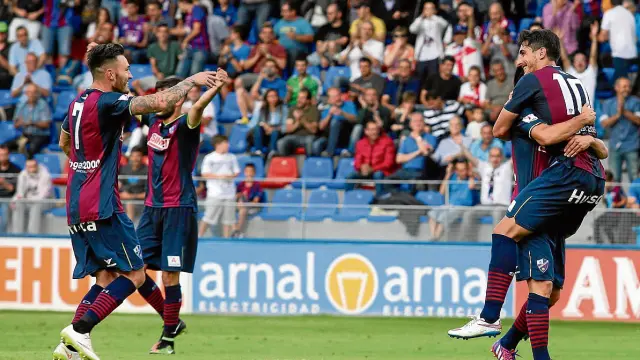 Josán y Pallarés celebran el gol de este último en el encuentro contra el Ferrol.