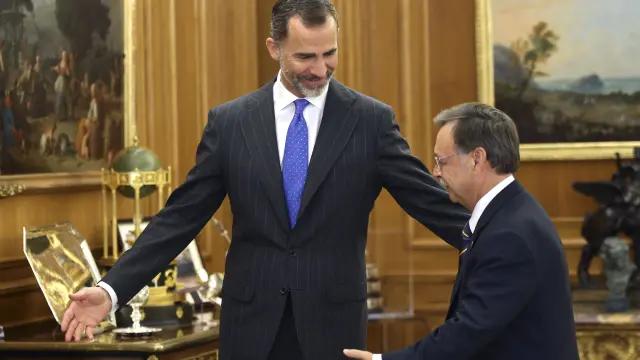 El Rey Felipe VI saluda al presidente de la ciudad autónoma de Ceuta, Juan Jesús Vivas.