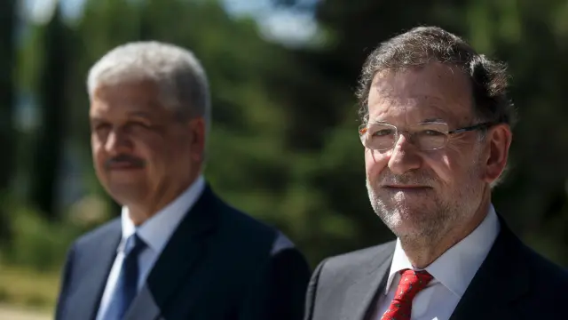 El presidente del Gobierno español, Mariano Rajoy (d), y el primer ministro de Argelia, Abdelmalek Sellal