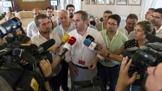 Parlamento andaluz acuerda desalojar a alcaldes de IU cuando acabe el pleno
