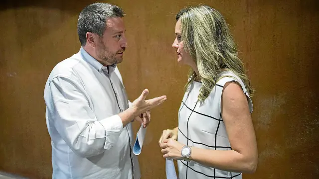 El presidente de CHA, José Luis Soro, conversa con Pilar Alegría (PSOE), ayer, en las Cortes.