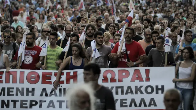 Miles de manifestantes protestan contra el segundo paquete de reformas acordado con la eurozona.
