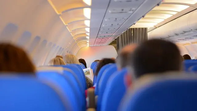 Pasajeros en el interior de un avión durante un vuelo internacional.
