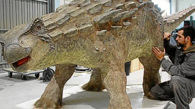 Placas. Las centenares de placas que cubren el Europelta, esculpidas una a una a tamaño natural, se insertaron en el lomo del animal.