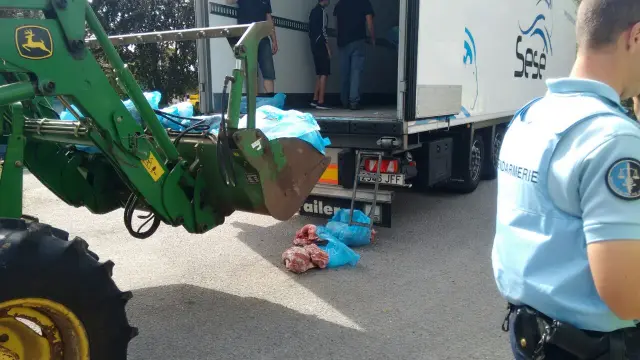 Ganaderos franceses asaltan un camión aragonés que transportaba carne de cerdo.