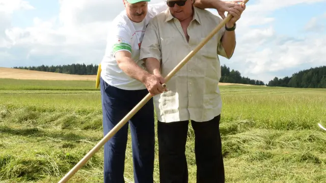 Gerard Depardieu junto a Alexander Lukashenko, durante un paseo por la residencia del presidente bielorruso.