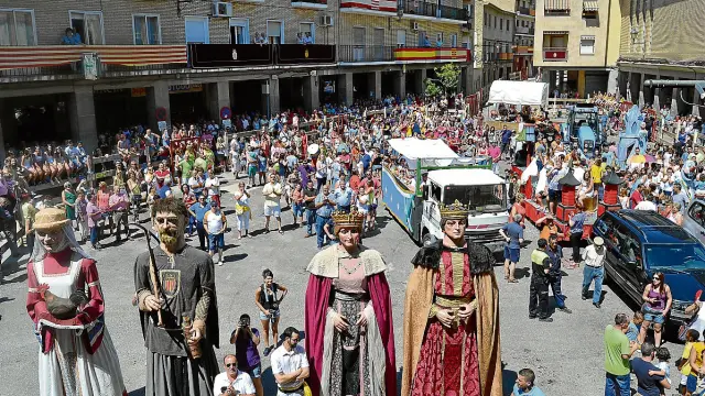 Los vecinos de Gallur llenaron la plaza de España ayer para dar comienzo a las fiestas.