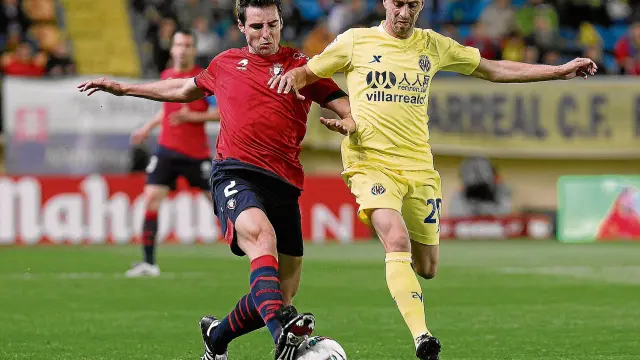Marc Bertrán, a la izquierda, con la camiseta de Osasuna, controla un balón ante Borja Valero, exfutbolista del Villarreal.