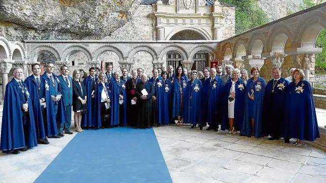 Los nuevos miembros de la Hermandad posan con el obispo de Huesca y Jaca, el abad mitrado de Leyre y el rector, en el claustro.
