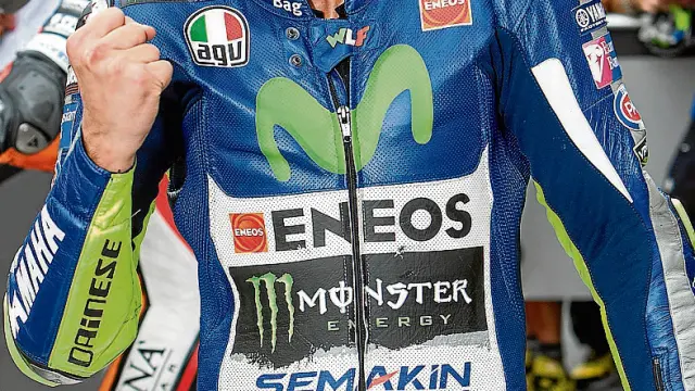 El líder de Moto GP, Valentino Rossi, celebra el primer puesto.