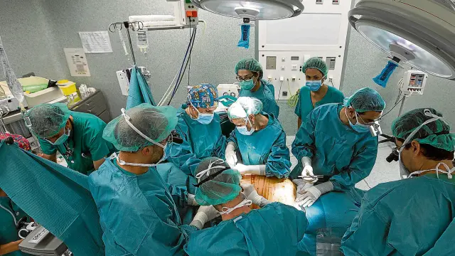Un equipo de unos 15 cirujanos, anestesistas, enfermeros y auxiliares participaron en la operación.