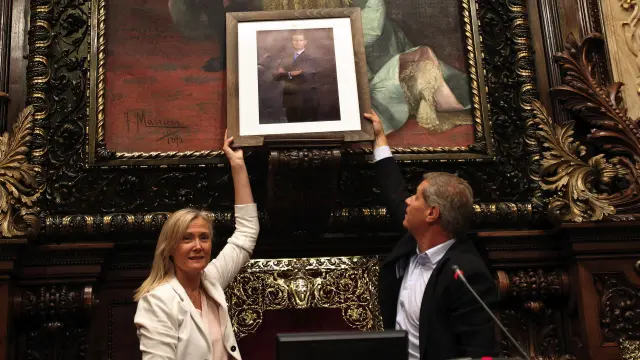 Los concejales del PP colocan una fotografía de Don Felipe en la repisa del salón de plenos