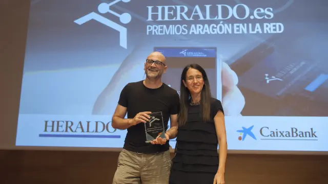 Javier Sanz mostró orgulloso  su premio de Susana Betrán, gerente  del centro comercial Grancasa.