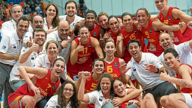 La selección española de baloncesto celebra la medalla de bronce.
