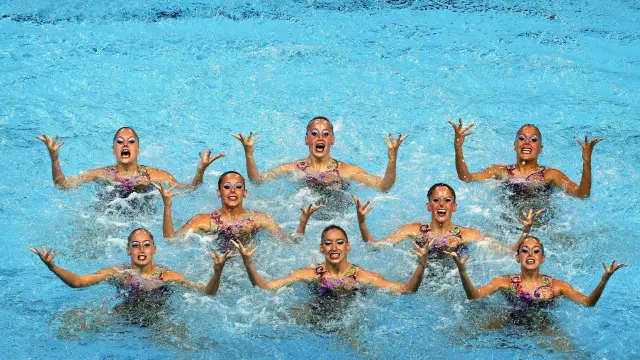 El equipo español de natación sincronizada durante su actuación en la final de rutina técnica por equipos.