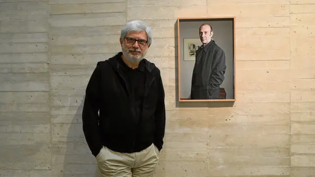 Javier Codesal, en el Musac de León, junto a una de las primeras fotografías de la serie 'Ponte el cuerpo' que da título a la retrospectiva.