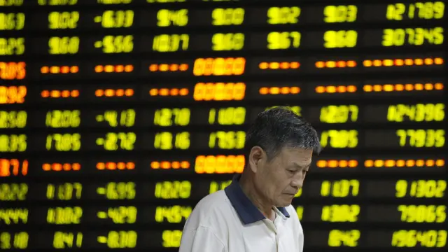 ?La Bolsa de Shanghái registra su peor jornada en ocho años y se desploma un 8,48%