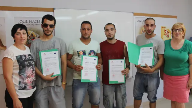 En la foto: Algunos de los alumnos que han participado en el curso con responsables de Cáritas y la monitora.
