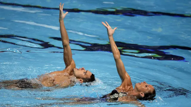 Mengual junto a Ribes en las preliminares de dúo libre mixto en los Mundiales de natación.
