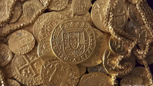 Algunas de las monedas de oro halladas en el interior del barco español hundido.