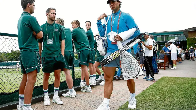 Rafa Nadal llega a las pistas del All England Tennis Club, ayer en Wimbledon, para entrenar.