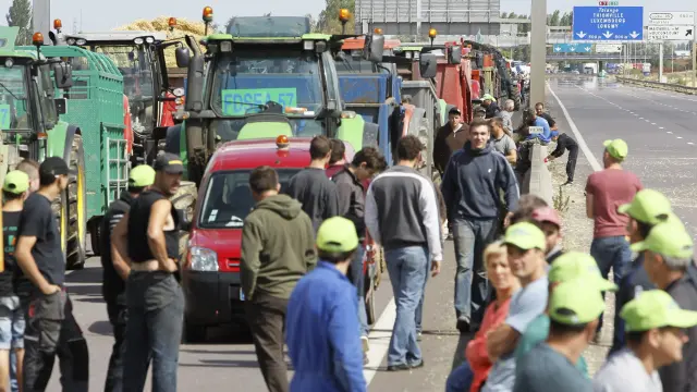 Varios agricultores franceses protestan en la autopista A31, cerca de Hauconcourt.