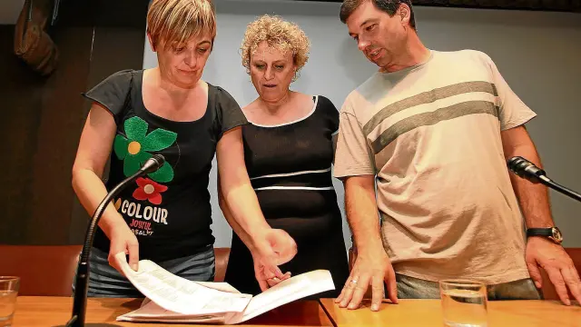 Pilar Novales, Carmen García y Luis Arduña, tres de los cuatro concejales de Cambiar Huesca, ayer antes de la asamblea.