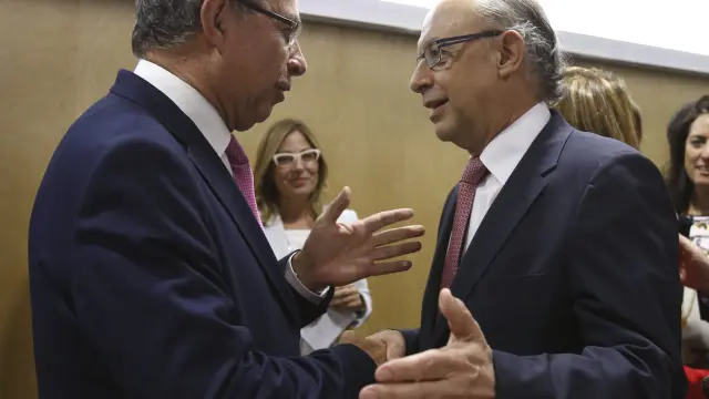 Fernando Gimeno saluda al ministro de Hacienda, Cristóbal Montoro