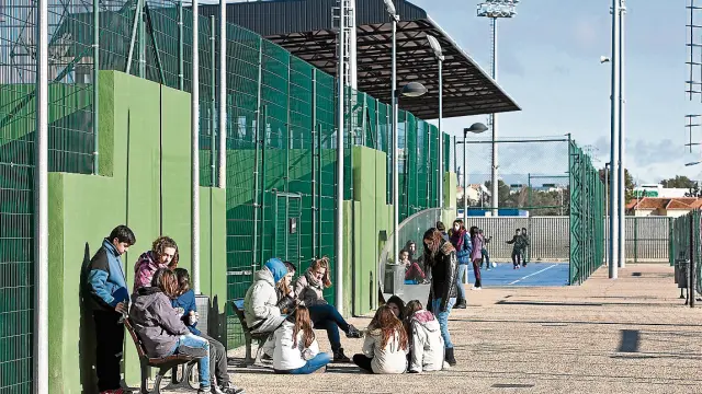 El próximo curso la sección tendrá aulas prefabricadas. La sección del instituto de Zuera habilitada en el centro deportivo de Villanueva de Gállego acoge a los alumnos de ESO.