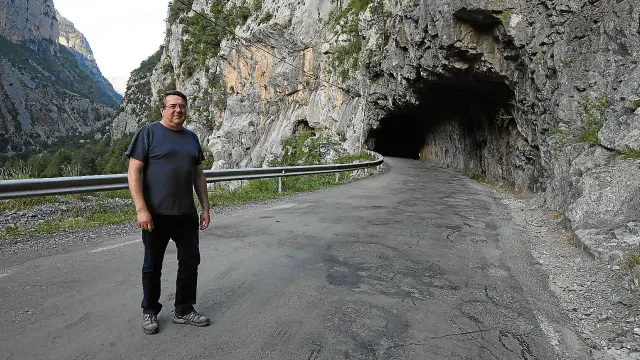 El teniente de alcalde de Plan, Miguel Lacambra, en el túnel del valle de Chistau (A-2609) prohibido para los autobuses.