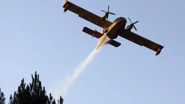 Un hidroavión trabaja en las labores de extinción del incendio forestal declarado en Barcebalejo