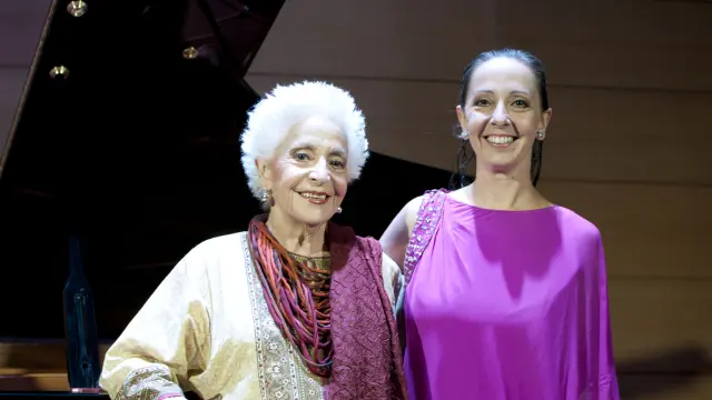 Teresa Berganza con su hija la soprano Cecilia Lavilla Berganza, tras un recital lírico en el Auditorio del Balneario de Panticosa.