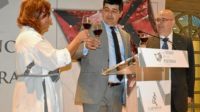 Sandra Barrutia, Antonio Ubide y José Luis Campos brindaron ayer con Cariñena en Zaragoza.
