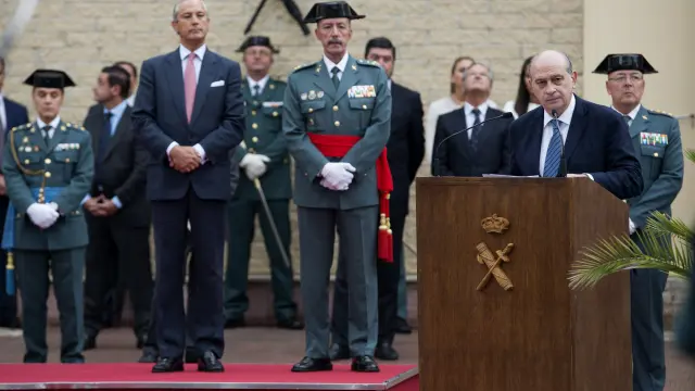 Jorge Fernández Díaz (d), interviene durante el nombramiento del General Jefe de la Guardia Civil, el general Félix Jesús Blázquez, hoy en Vitoria.