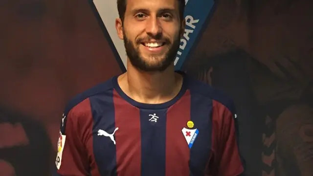 Borja Bastón posa con la camiseta del Eibar