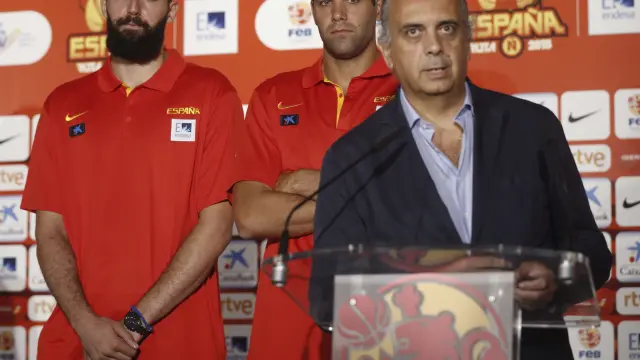 Nikola Mirotic (i) y Felipe Reyes (c) escuchan la intervención del presidente de la Federación Española de Baloncesto, José Luis Sáez.