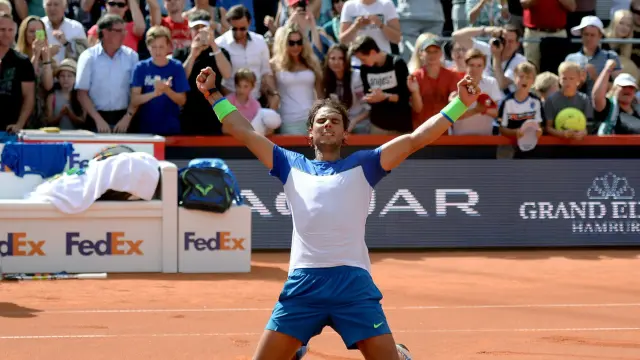 Rafa Nadal celebra su victoria en Hamburgo.