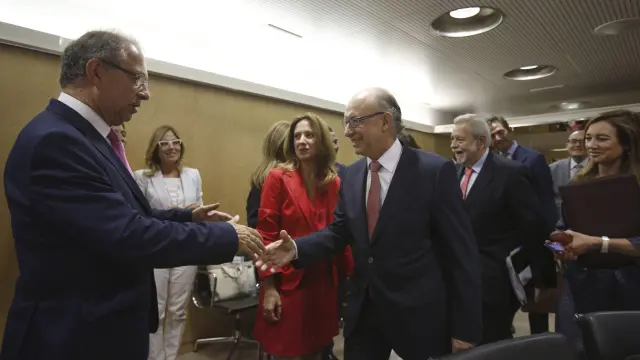 El ministro de Hacienda y Administraciones Públicas, Cristóbal Montoro (c) saluda al Consejero de Hacienda de Aragon, Fernando Gimeno