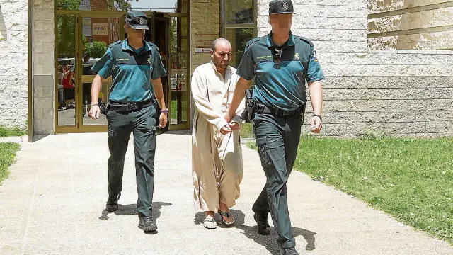 El Fatmi C. es conducido por la Guardia Civil a prisión tras declarar ante el juez.