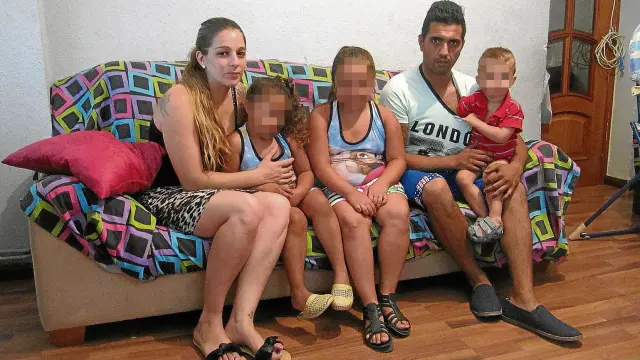 Roberto, Yasmina y sus hijos, en la casa que ocupan en el barrio Oliver y cuyo desahucio se canceló finalmente el pasado miércoles.