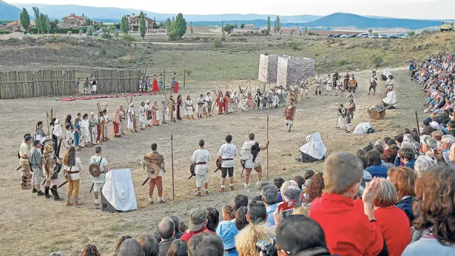 Los figurantes en escena reviven pasajes de la historia del pueblo numantino frente a miles de personas.