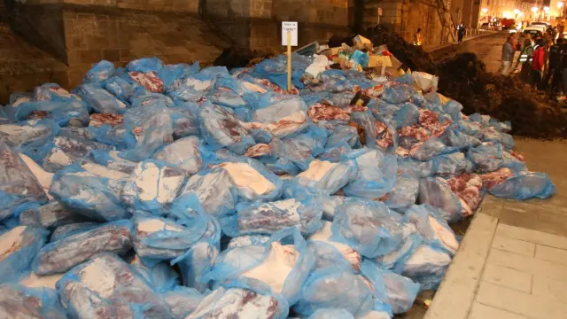 Varios lotes de carne de cerdo española volcada por los agricultores franceses en Auch.