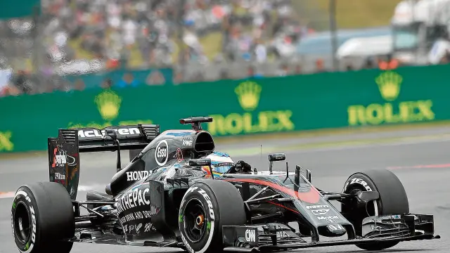 Fernando Alonso conduce su McLaren ayer en el circuito de Silverstone, donde logró su primer punto de la temporada.