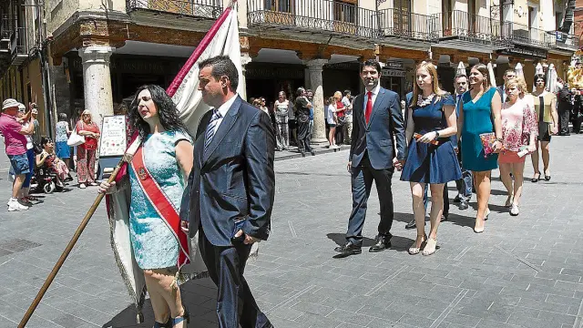 Los seis matrimonios miembros del Seisado, a su paso por la plaza del Torico.
